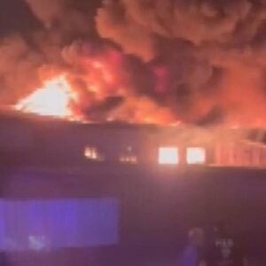 arnavutkoyde plastik fabrikasinda yangin b7YuXZFC