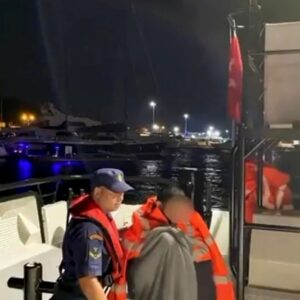 izmirde gezi teknesi batti uc kisi kurtarildi eGuRCRzv