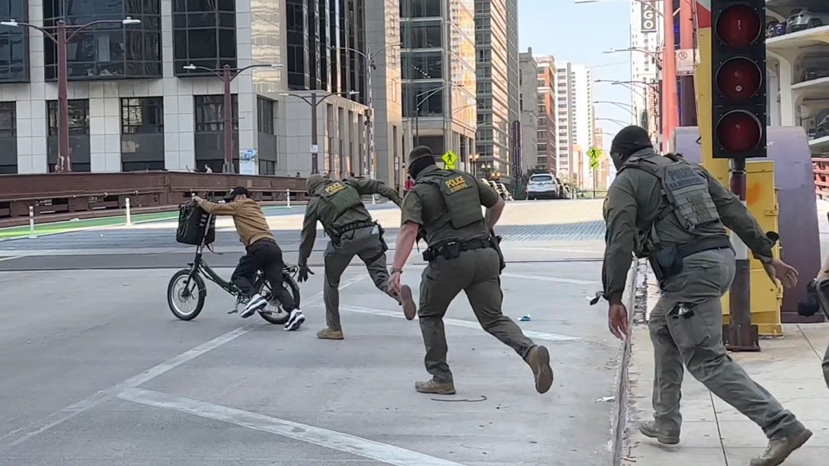 abd bu goruntuleri konusuyor tam techizatli ajanlar sokak ortasinda kuryeyi kovaladi Hw1Omnw8