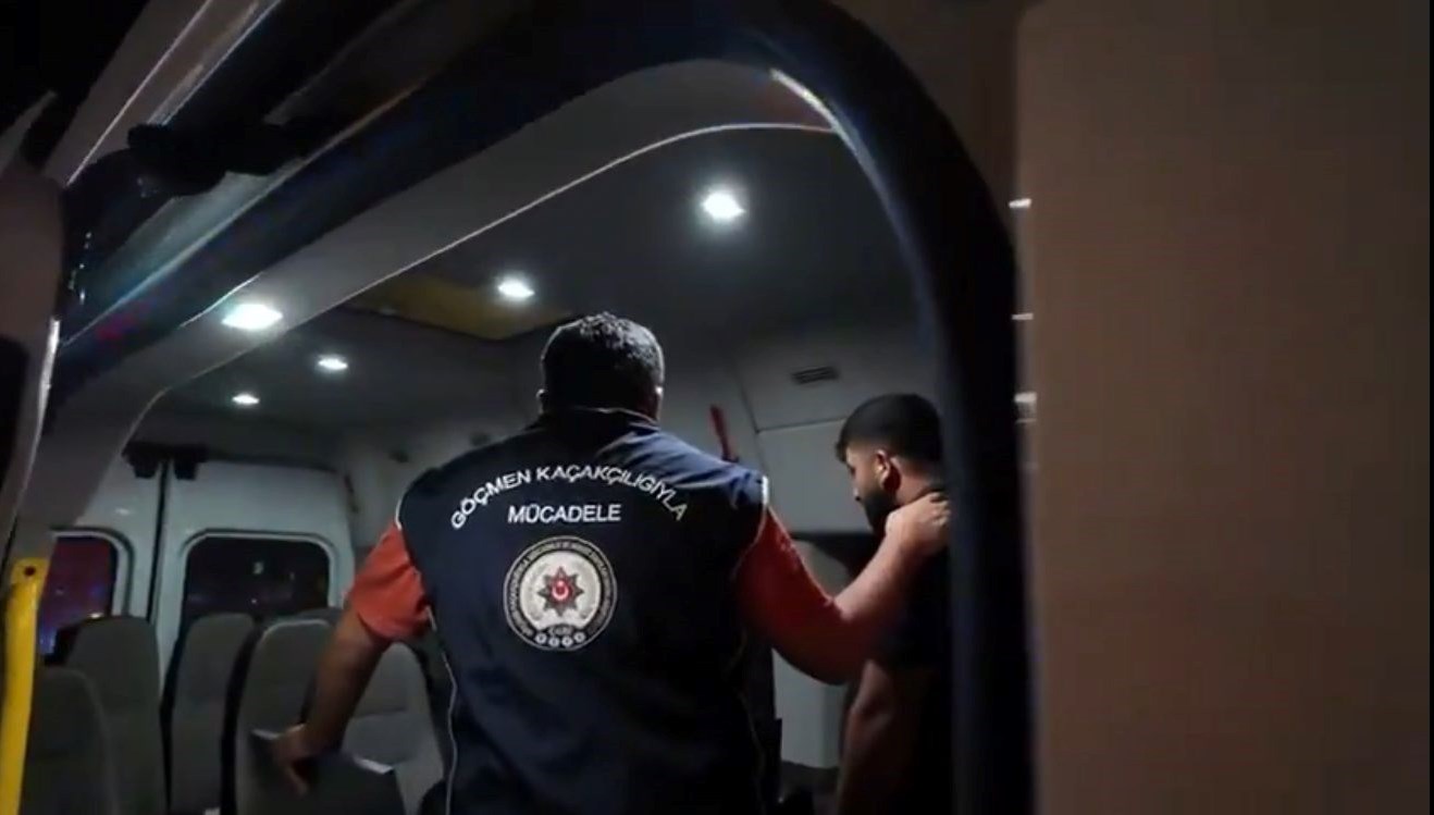 izmirde 32 duzensiz gocmen yakalandi DWwNMqR6