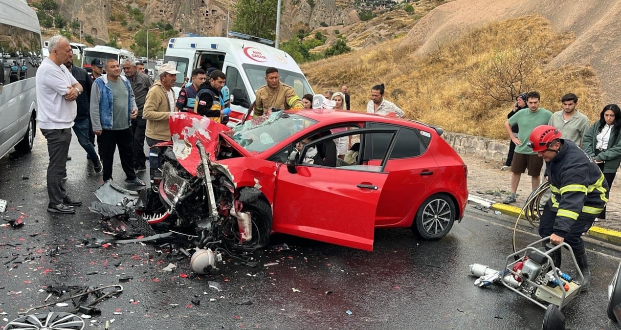 turistleri tasiyan minibusle otomobil carpisti 6 yarali DRpJwkhB