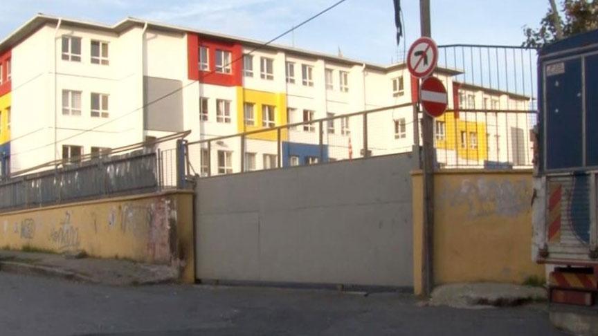 eyupsultanda dehset okulun kapisi ogrencilerin ustune dustu 4 yarali VrseClA5.jpg