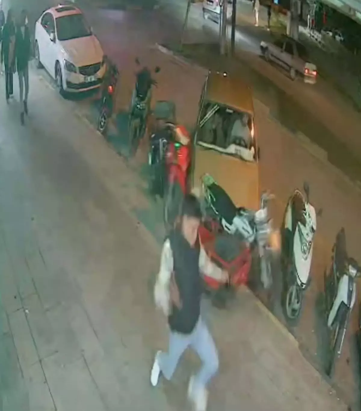 manisada otomobil motosikletlere carpip kacmaya calisti iKP4W89F.jpg