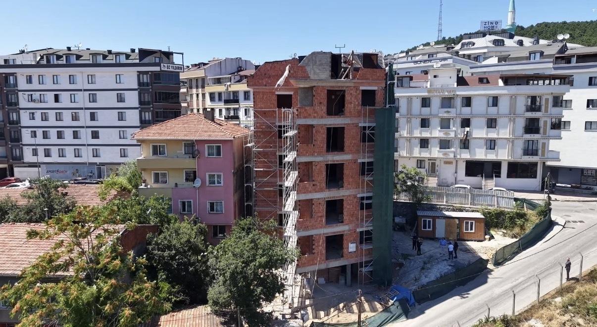 Çekmeköy’deki ‘eğri bina’ iddiasında gerçek ortaya çıktı! Belediye Başkanı yerinde inceledi