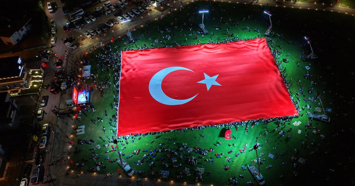 Dunyanin en buyuk bayragi kayseri talasta acildi NwC2tQcR