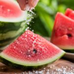 Lezzetini katlayan hile buymus karpuzun uzerine bir tutam tuz eklemek yetiyor hGW72SAv